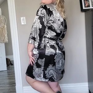 Size L/XL Black and Silver Satin Robe
